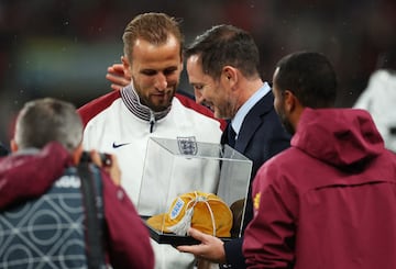 Harry Kane recibe de manos de Frank Lampard la gorra dorada para conmemorar sus 100 partidos con la selección inglesa.