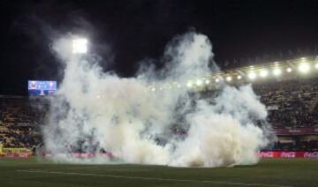 Un bote de gas lacrimógeno obliga a suspender temporalmente el encuentro y desalojar el campo durante el partido, correspondiente a la jornada vigésimo cuarta de Liga en Primera División, que Villarreal y Celta disputan esta noche en el estadio de El Madrigal, en Villarreal