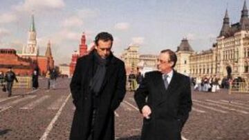 <B>REFLEXIONES Y COMPRAS.</b> Por la mañana, Florentino Pérez y Valdano conversaban en la Plaza Roja. Ronaldo y Figo prefirieron salir de tiendas.