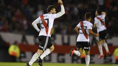 Frente en alto y pecho inflado