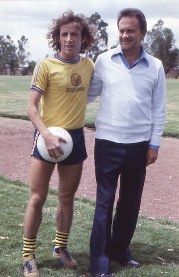 Foto de el Entrenador Jose Antonio Roca Ortega  de el Equipo America en 1979 junto a Dirceu Guimaraes 

29/11/2016/Mexsport 

Foto de el Entrenador Jose Antonio Roca Ortega  de el Equipo America en 1979 junto a Dirceu Guimaraes 


29/11/2016/Mexsport 
