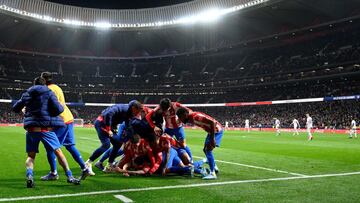 Los jugadores del Atlético celebran el 4-3 obra de Hermoso.