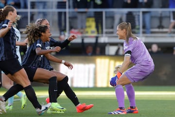 Washington Spirit goalkeeper Aubrey Kingsbury (1) celebrates with teammates 