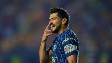 Henry Martín durante un partido con el América.