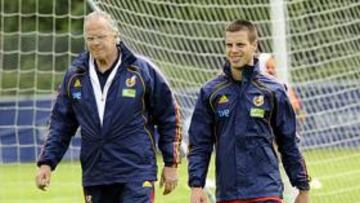 <b>SUSTO. </b>Azpilicueta se retiró del entrenamiento junto al doctor.