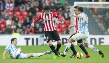 Etxeita pierde el balón.