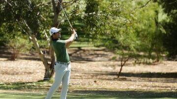 Adri&aacute;n Otaegui golpea la bola durante el ISPS Handa World Super 6 Perth en el Lake Karrinyup Country Club de Perth, Australia.