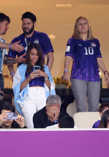 Antonella Roccuzzo, pareja sentimental de Lionel Messi, vivió el duelo de Argentina frente a Países Bajos desde el palco del Lusail Iconic Stadium. Celebró y sufrió como todos los albicelestes.