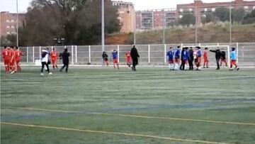 Vergonzoso lo que hicieron estos padres en mitad de un partido de juveniles