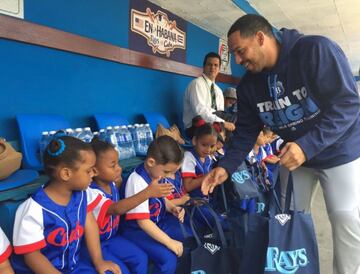 Rene Rivera y su familia prepararon 50 bolsas con artículos escolares para los niños de La Habana.