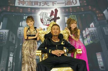 Toshihiro Nagoshi durante la campa&ntilde;a promocional de Yakuza 4.