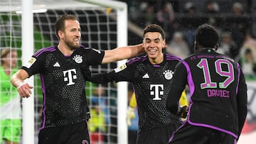 Musiala, Kane y Davies celebran el primer gol del Bayern en Wolfsburgo.