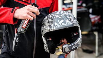 Una persona limpia un casco de moto.