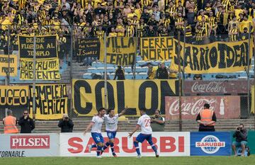 Seguramente, el partido entre Peñarol y Nacional en Montevideo, Uruguay, sea el derbi más antiguo en la historia del fútbol (salvando el Reino Unido). El duelo entre los manyas, así se conoce al Peñarol (y basado en el distrito de Peñarol, de ahí su nombre, aunque nació como Central Uruguay Railway Cricket Club), y los bolsilleros (Nacional), comenzó con el comienzo del siglo XX: el 15 de julio de 1900 se enfrentaron por primera vez, con victoria para los aurinegros por 2-0. El duelo por ser el equipo dominador les ha llevado a sus aficiones a realizar acciones como intentar superar el registro de lucir a bandera más grande dentro de un estadio de fútbol: sucedió en 2011, cuando la afición de Peñarol presumió de haber introducido la estela más grande en un terreno de juego. Eso dio pie para que los seguidores de Nacional se pusiesen manos a la obra: dos años más tarde lucieron una ensea de 600 metros de largo por 50 de ancho. Llevaron comisarios del Registro Mundial del Libro Guinness de los Récords para que lo constatasen… Uno de los momentos más conflictivos sucedió en 1949: en un día lluvioso y en el descanso del partido que les enfrentaba, los jugadores de Nacional se negaron a salir a seguir jugando. Por entonces iban cayendo 2-0 en el marcador y acusaron al colegiado de favorecer al Peñarol: el árbitro había señalado penalti por una jugada algo polémica, lo que motivó que expulsara a Tejera, de Nacional, otro jugador de Nacional le arrojara barro y un tercero, Walter Gómez, también le pateara, siendo también expulsado. A la vuelta del descanso, Nacional anunció que no saldría a jugar y se marchó a sus instalaciones entre fuertes críticas. Justo cuando se iban, dejó de llover y salió un sol radiante. Los aficionados manyas explican que los de Nacional no quisieron salir a jugar más porque iban a ser goleados. Los de Nacional, que iban a jugar 14 contra nueve. A ese partido, los aficionados de Peñarol le denominan El Clásico de la fuga.