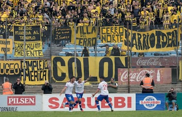 Seguramente, el partido entre Peñarol y Nacional en Montevideo, Uruguay, sea el derbi más antiguo en la historia del fútbol (salvando el Reino Unido). El duelo entre los manyas, así se conoce al Peñarol (y basado en el distrito de Peñarol, de ahí su nombre, aunque nació como Central Uruguay Railway Cricket Club), y los bolsilleros (Nacional), comenzó con el comienzo del siglo XX: el 15 de julio de 1900 se enfrentaron por primera vez, con victoria para los aurinegros por 2-0. El duelo por ser el equipo dominador les ha llevado a sus aficiones a realizar acciones como intentar superar el registro de lucir a bandera más grande dentro de un estadio de fútbol: sucedió en 2011, cuando la afición de Peñarol presumió de haber introducido la estela más grande en un terreno de juego. Eso dio pie para que los seguidores de Nacional se pusiesen manos a la obra: dos años más tarde lucieron una ensea de 600 metros de largo por 50 de ancho. Llevaron comisarios del Registro Mundial del Libro Guinness de los Récords para que lo constatasen… Uno de los momentos más conflictivos sucedió en 1949: en un día lluvioso y en el descanso del partido que les enfrentaba, los jugadores de Nacional se negaron a salir a seguir jugando. Por entonces iban cayendo 2-0 en el marcador y acusaron al colegiado de favorecer al Peñarol: el árbitro había señalado penalti por una jugada algo polémica, lo que motivó que expulsara a Tejera, de Nacional, otro jugador de Nacional le arrojara barro y un tercero, Walter Gómez, también le pateara, siendo también expulsado. A la vuelta del descanso, Nacional anunció que no saldría a jugar y se marchó a sus instalaciones entre fuertes críticas. Justo cuando se iban, dejó de llover y salió un sol radiante. Los aficionados manyas explican que los de Nacional no quisieron salir a jugar más porque iban a ser goleados. Los de Nacional, que iban a jugar 14 contra nueve. A ese partido, los aficionados de Peñarol le denominan El Clásico de la fuga.