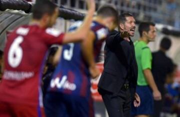 Simeone da instrucciones a sus jugadores.