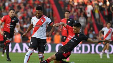 Miguel Borja durante el partido entre Colón y River Plate.