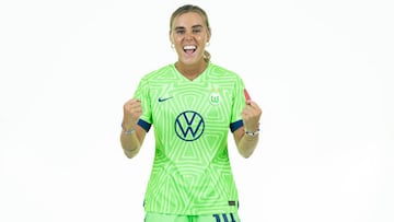 WOLFSBURG, GERMANY - AUGUST 11: Jill Roord of VfL Wolfsburg Women poses during the team presentation at AOK-Stadium on August 11, 2022 in Wolfsburg, Germany. (Photo by Lukas Schulze/Getty Images for DFB)
