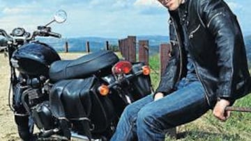 <b>SU OTRA AFICIÓN. </b>Hugh Laurie con una de sus motocicletas, otra de sus grandes aficiones fuera de los estudios de televisión.