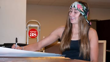 Sabina Mazo firmando autógrafos.