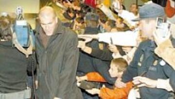 <b>VÍTORES. </b>Sólo los aficionados madridistas recibieron al equipo, a diferencia de anteriores ocasiones.