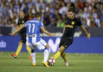 l centrocampista del At. de Madrid, Saúl, intenta llevarse el balón ante el jugador argentino del Leganés, Alexander Szymanowski