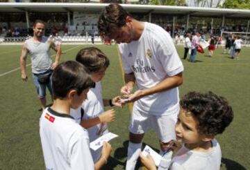 Pavón firmando autógrafos.