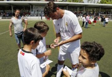 Pavón firmando autógrafos. 