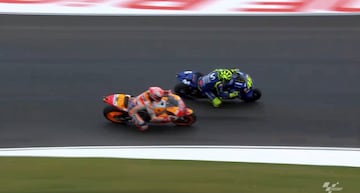 El de Honda ya había tocado a Aleix Espargaró mientras recuperaba posiciones porque había recibido un 'ride through' tras la salida. Al pasar a Rossi, le empujó. Fue sancionado con 30 segundos.