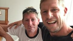 Edward Fanning y Mick Fanning, abrazados y sonriendo.