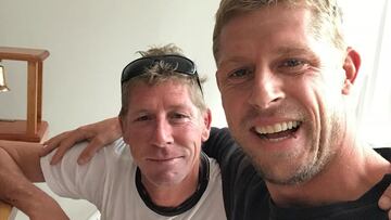 Edward Fanning y Mick Fanning, abrazados y sonriendo.