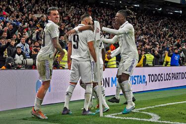 2-1. Los jugadores del Real Madrid celebran con el delantero francés el segundo tanto.