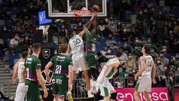 Momento del partido entre Unicaja y Joventut.