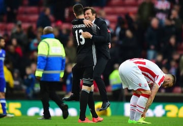 Antonio Conte, Manager of Chelsea celebrates winning at the end of the match with Thibaut Courtois of Chelsea during the Premier League match between Stoke City and Chelsea