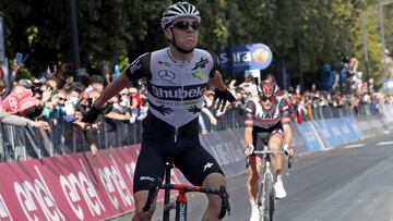 El ciclista suizo Mauro Schmid celebra su victoria en la und&eacute;cima etapa del Giro de Italia 2021 con final en Montalcino.