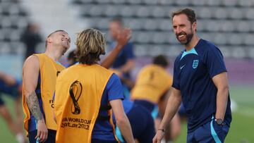 Gareth Southgate bromea con Trippier y Grealish en un entrenamiento.