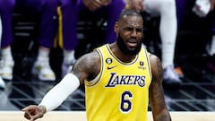 Los Angeles (United States), 06/04/2023.- Los Angeles Lakers forward LeBron James reacts during the third quarter of the game between the Los Angeles Clippers and the Los Angeles Lakers at Crypto.com Arena in Los Angeles, California, USA, 05 April 2023. (Baloncesto, Estados Unidos) EFE/EPA/ETIENNE LAURENT SHUTTERSTOCK OUT
