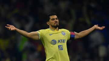 Henry Martín celebra su gol contra Pumas.