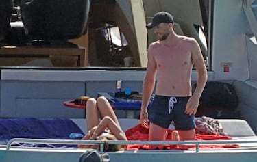 El portero esloveno visitó el pasado verano Ibiza y decidió alquilar el yate Ángeles y demonios cuyo precio asciende hasta los 26.000 euros semanales. Tiene espacio para seis personas y conexión wifi para todo el barco.