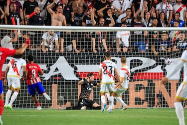 0-2. Saúl Ñíguez asiste desde la línea de fondo, Aridane falla en el despeje y Memphis Depay anota a placer.