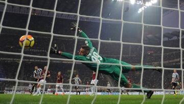 Soccer Football - Serie A - AC Milan v Juventus - San Siro, Milan, Italy - October 28, 2017 Juventus’ Gonzalo Higuain scores their first goal.