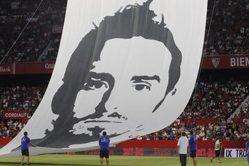 Mosaico de los aficionados sevillistas con la cara de Antonio Puerta en el Sánchez Pizjuán.