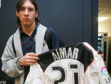 En repetidas ocasiones, Messi externó su afición por Aimar, jugador con el que compartió la camiseta de la Selección Argentina.