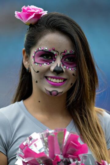 Las Catrinas se dieron una vuelta por los estadios de fútbol de México en el Día de Muertos.