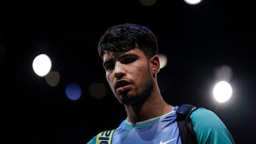 Paris (France), 31/10/2024.- Carlos Alcaraz of Spain leaves the court after losing his round of 16 match against Ugo Humbert of France at the Rolex Paris Masters tennis tournament in Paris, France, 31 October 2024. (Tenis, Francia, España) EFE/EPA/YOAN VALAT