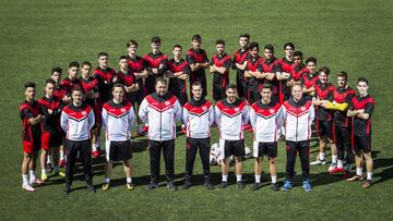 Los jugadores y técnicos del Juvenil A del Rayo posan en la Ciudad Deportiva. El domingo se la juegan ante el Real Madrid.