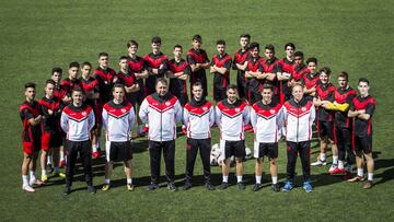 Los jugadores y t&eacute;cnicos del Juvenil A del Rayo posan en la Ciudad Deportiva. El domingo se la juegan ante el Real Madrid.