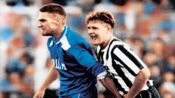 Vinnie Jones agarra las partes de Paul Gascoigne.