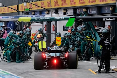 Fernando Alonso durante una parada. 