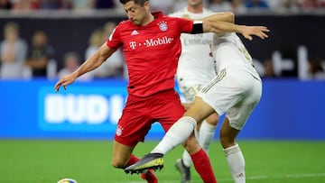 HOUSTON, TEXAS - JULY 20: Robert Lewandowski of Bayern Muenchen battles for the ball with Javier Hernandez of Madrid to score the 3rd team goal during the International Champions Cup match between Bayern Muenchen and Real Madrid in the 2019 International